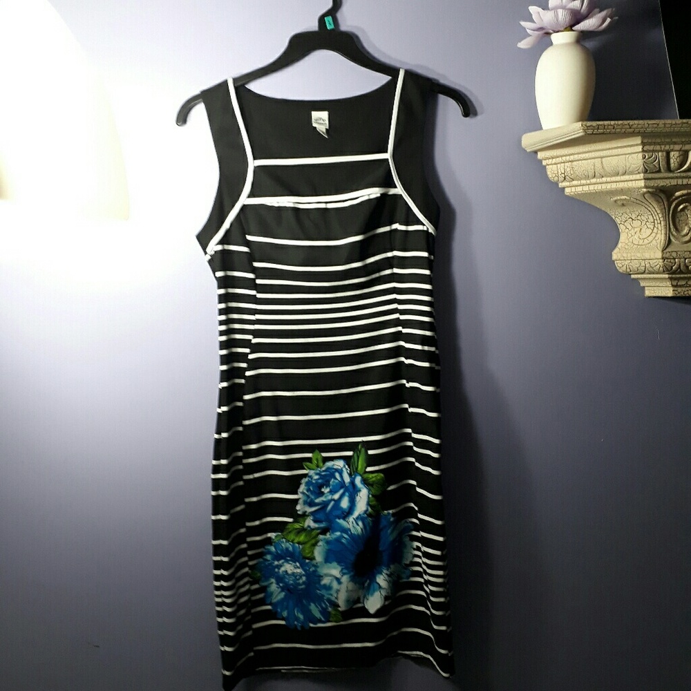 Sangria Sleeveless Dress
Black and White Size: 10